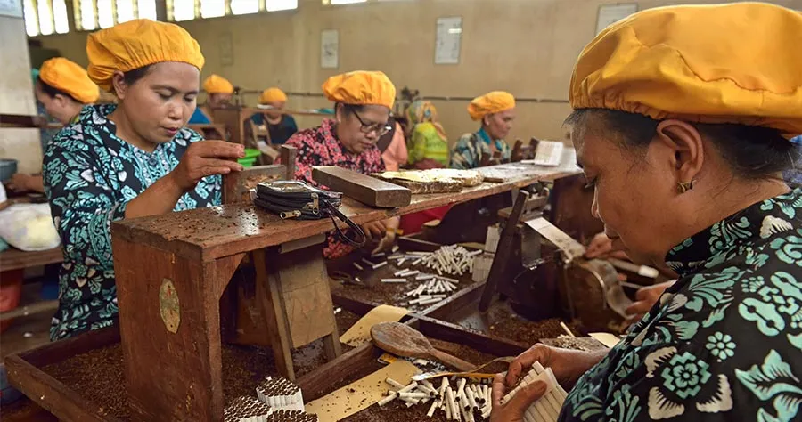 Women workers at Tapel Koeda Kretek