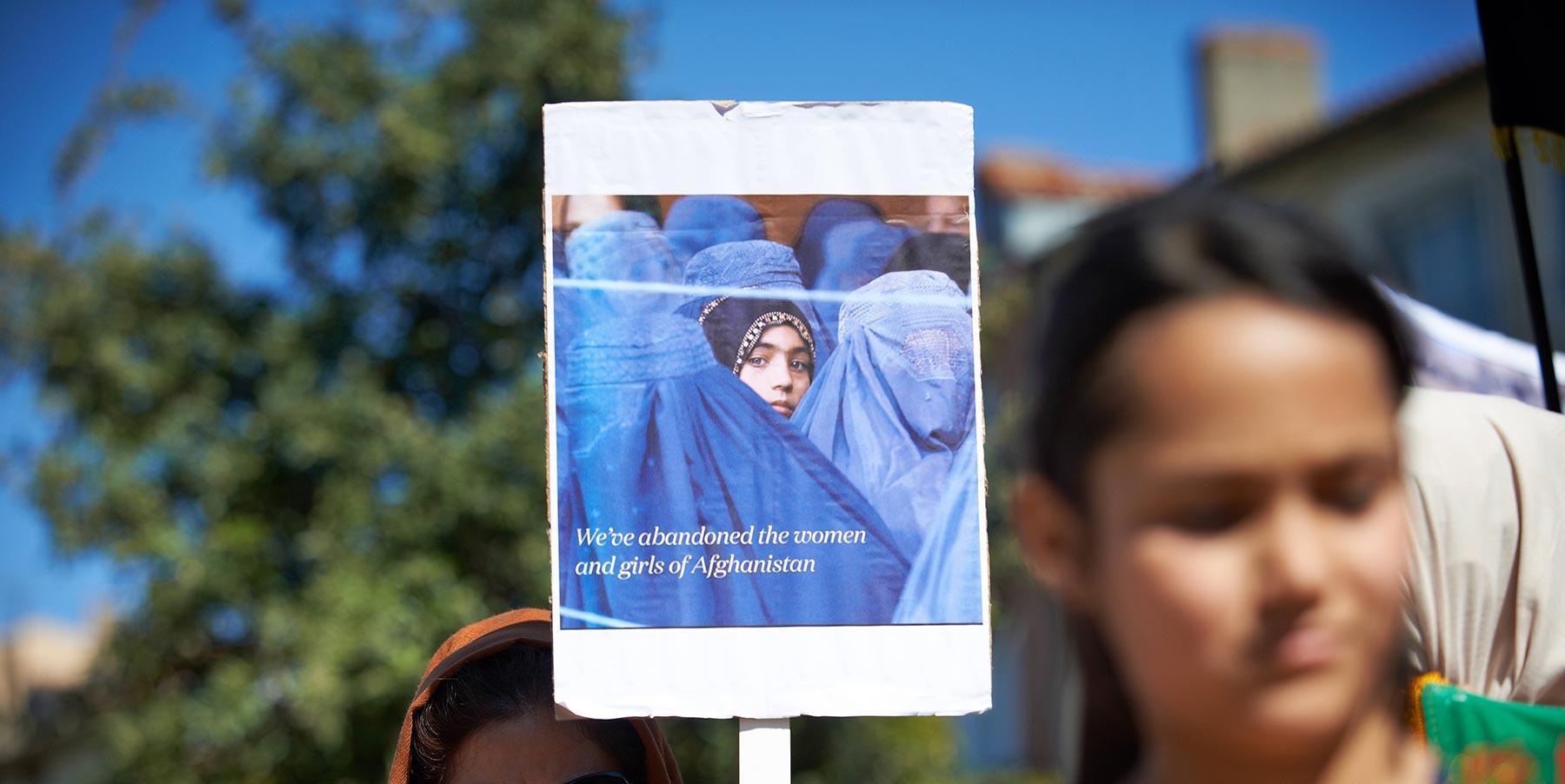 „Mama verkaufe mich nicht“: Afghanische Mädchen werden inmitten der schlimmsten humanitären Krise der Welt für Lebensmittel verkauft