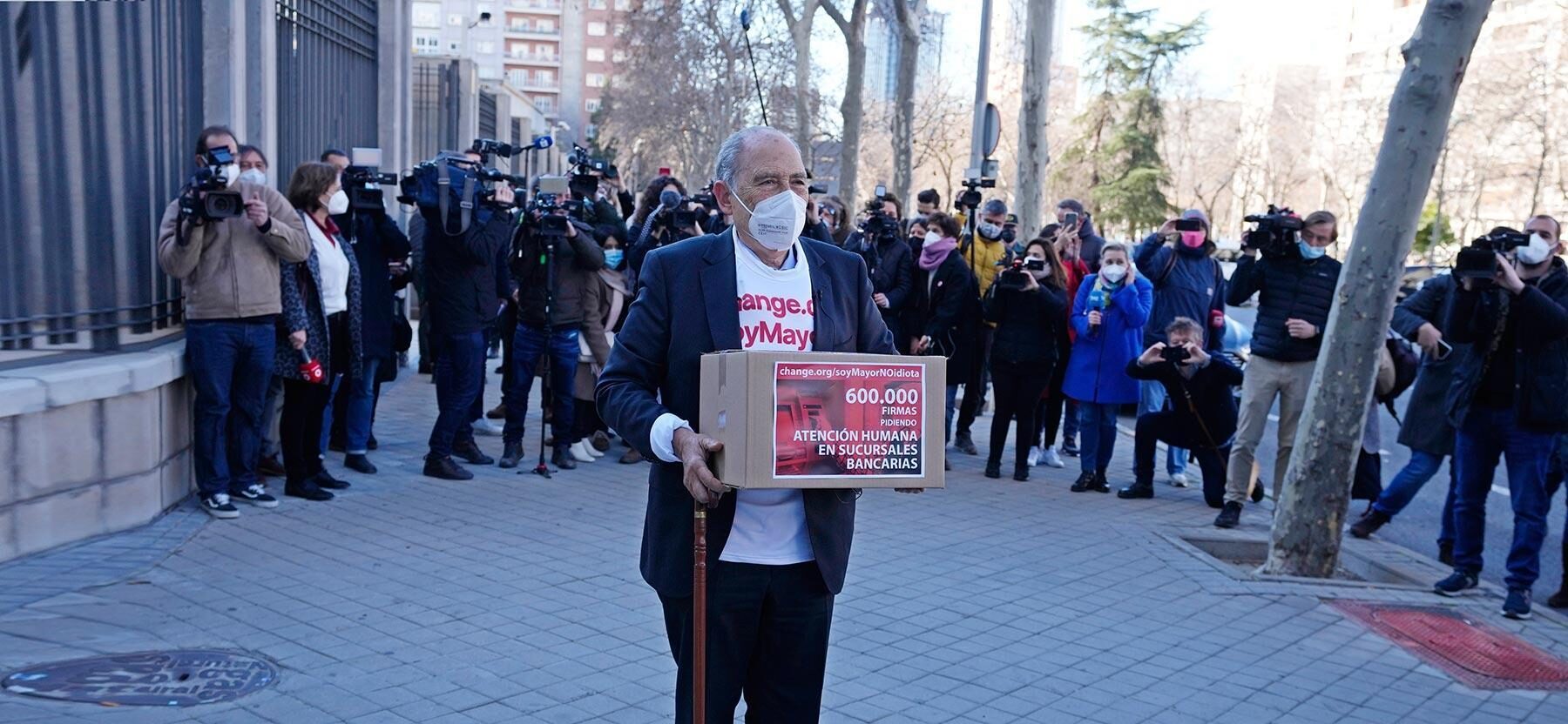 Viejo, pero no tonto: Un jubilado Español lucha contra la digitalización excesiva