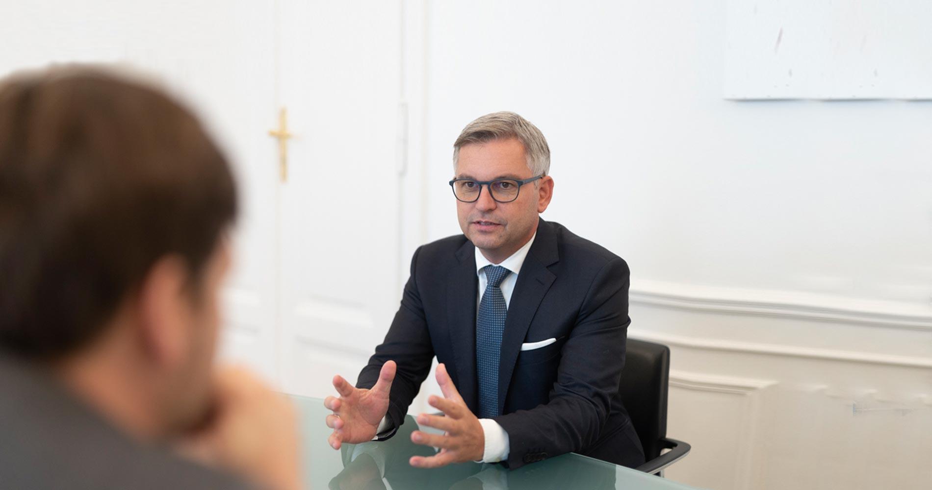 Österreichs Finanzminister Magnus Brunner im Interview mit iGlobenews